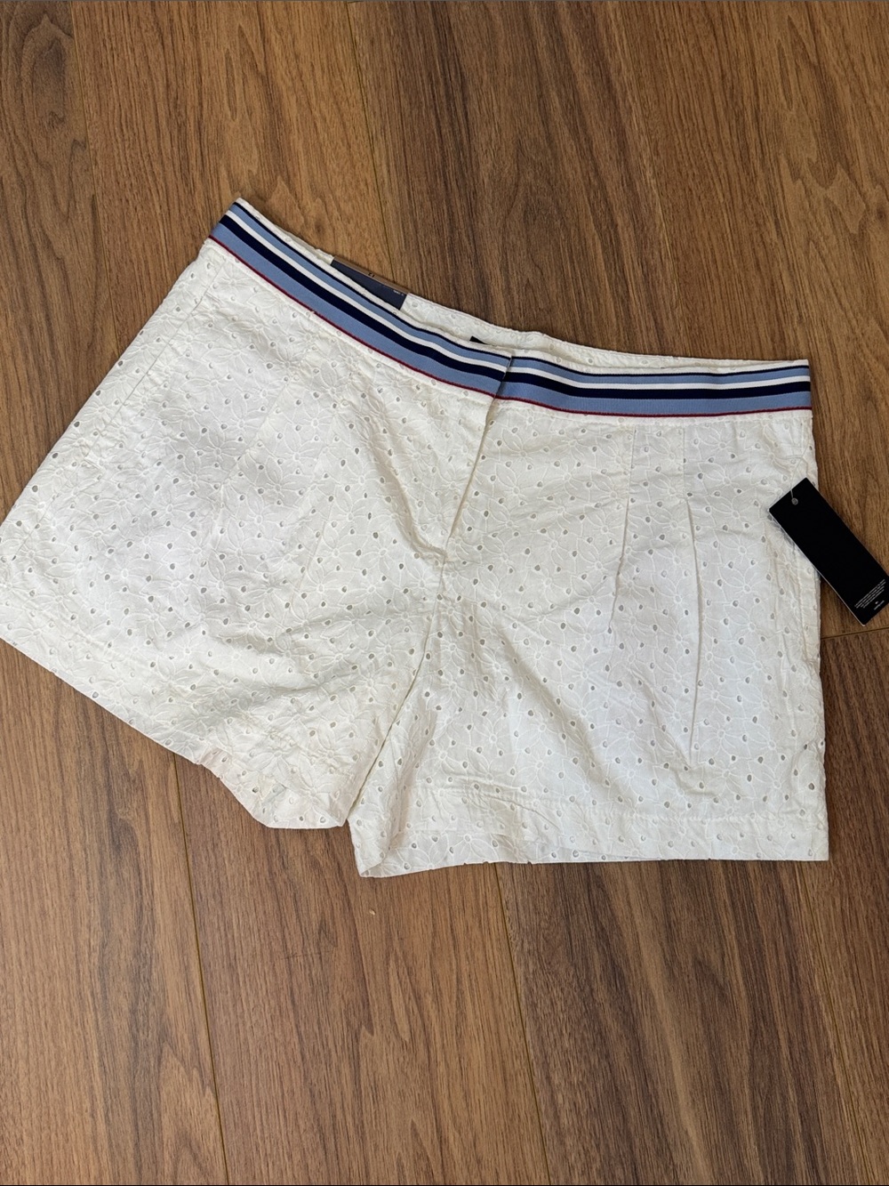 NWT Tommy Hilfiger Women 100% Cotton White Shorts w/stripe detail: size 12